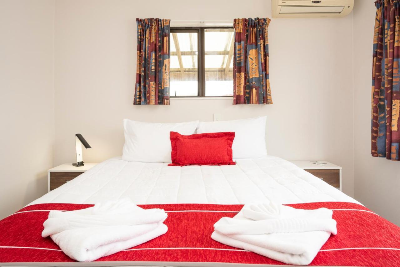 Tudor Park Spacious With Kitchens 1 Minute Walk To Restaurant And Shopping Centre And Hospital Motel 3*